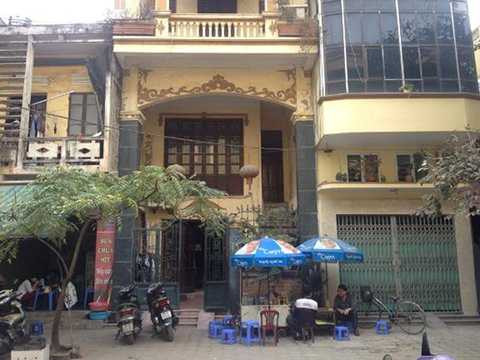 Ngôi nhà nơi có chiếc xe chở vàng bị trộm đậu phía trước