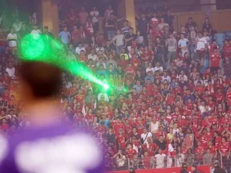 Đèn laser chiếu từ khu vực CĐV Hải Phòng. Đèn laser chiếu từ khu vực CĐV Hải Phòng.