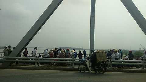 Người dân hiếu kỳ tập trung ở cầu Bến Thủy Người dân hiếu kỳ tập trung ở cầu Bến Thủy