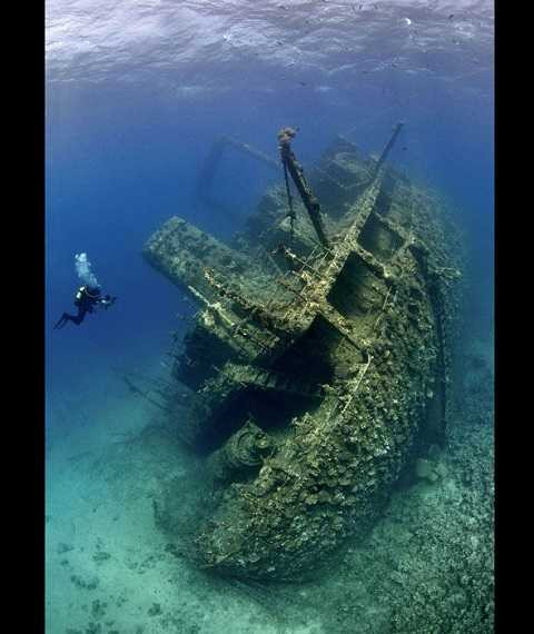 Xác một con tàu được phát hiện dưới đại dương. Xác một con tàu được phát hiện dưới đại dương.