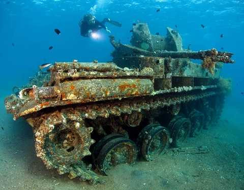 Một chiếc xe tăng còn nguyên vẹn dưới nước. Một chiếc xe tăng còn nguyên vẹn dưới nước.