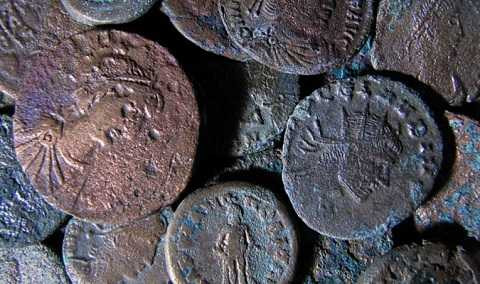 Các nhà khảo cổ đã phát hiện rất nhiều đồng tiền cổ và nhiều trang sức sang trọng trong ngôi biệt thự. Ảnh Google Các nhà khảo cổ đã phát hiện rất nhiều đồng tiền cổ và nhiều trang sức sang trọng trong ngôi biệt thự. Ảnh Google