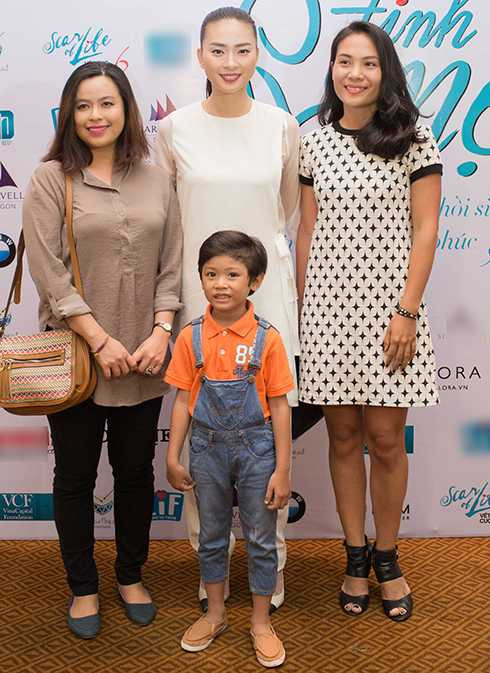 Đạo diễn và 2 diễn viên chính trong phim ngắn Mười bước chân Đạo diễn và 2 diễn viên chính trong phim ngắn Mười bước chân