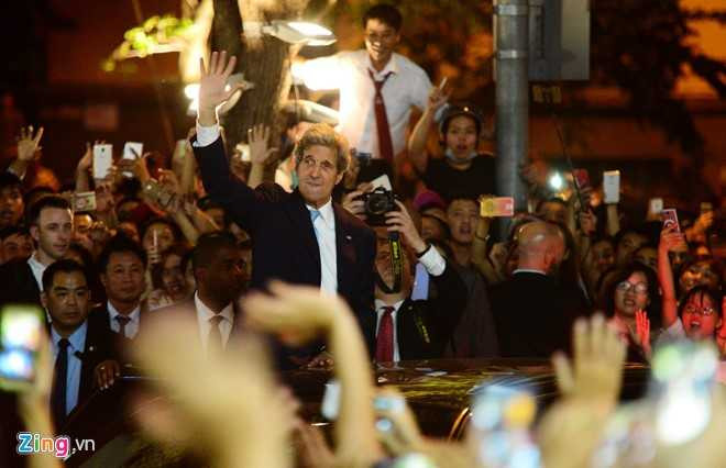 Ngoại trưởng Mỹ John Kerry vẫy tay chào người dân Sài Gòn đêm 24/5.