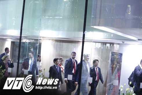 Ngoại trưởng Mỹ John Kerry và bí thư Thăng được người dân hò reo, xin bắt tay