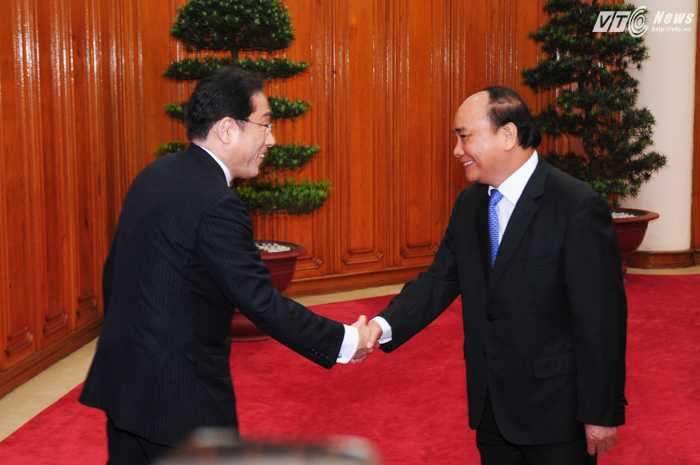 Thủ tướng Nguyễn Xuân Phúc chào đón Ngoại trưởng Nhật Bản Fumio Kishida chiều 5/5 - Ảnh: Tùng Đinh