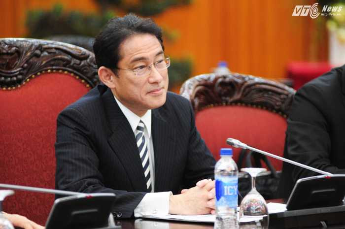 Ngoại trưởng Fumio Kishida chúc mừng thành công của Đại hội Đảng vừa qua của Việt Nam - Ảnh: Tùng Đinh