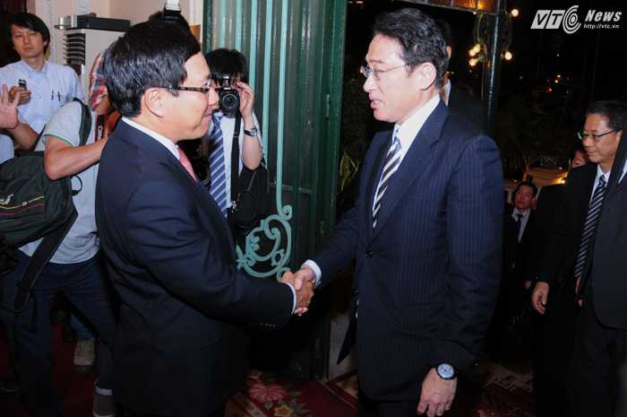 Sau khi chào Thủ tướng Nguyễn Xuân Phúc, Ngoại trưởng Fumio Kishida có cuộc gặp và hội đàm cùng Phó Thủ tướng, Bộ trưởng Ngoại giao Phạm Bình Minh - Ảnh: Tùng Đinh