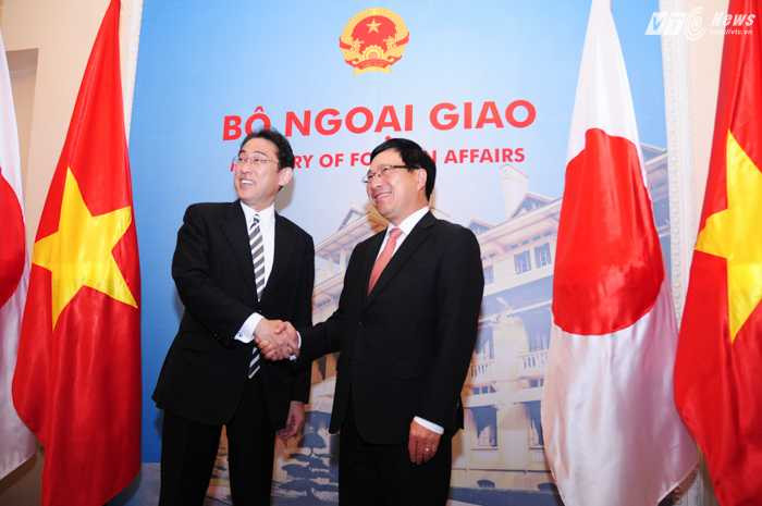 Phó Thủ tướng, Bộ trưởng Ngoại giao Phạm Bình Minh bắt tay Ngoại trưởng Nhật Bản Fumio Kishida - Ảnh: Tùng Đinh
