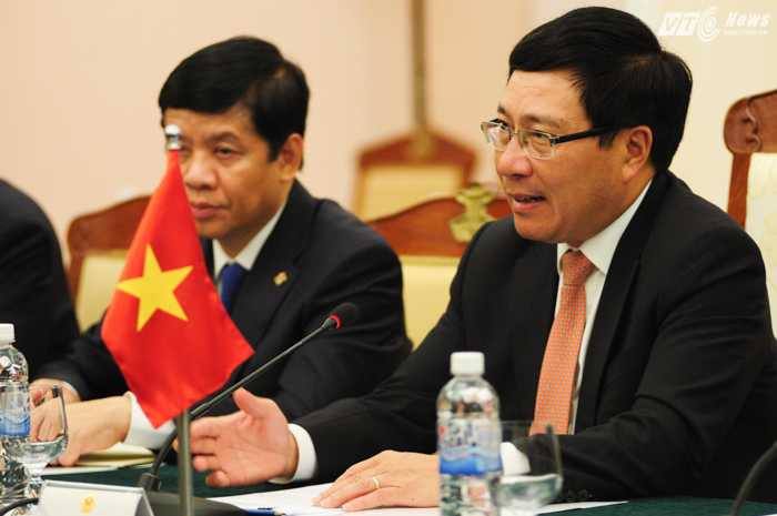 Phó Thủ tướng, Bộ trưởng Ngoại giao Phạm Bình Minh trong buổi làm việc với Ngoại trưởng Fumio Kishida - Ảnh: Tùng Đinh