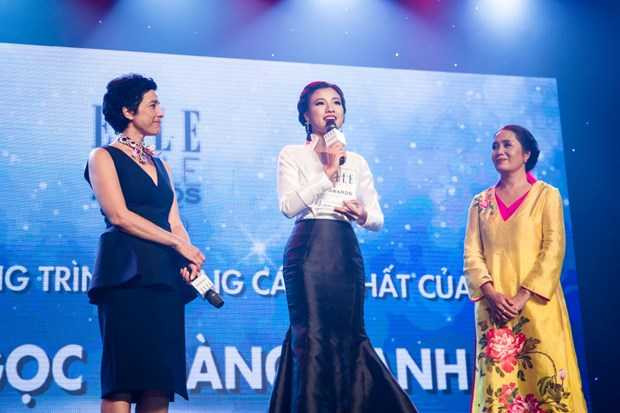 Ngọc Trinh – Hoàng Oanh làm ngơ khi chạm mặt vì từng tranh cãi gay gắt