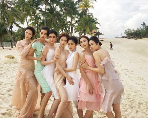 Ngọc Trinh và dàn mẫu bắt chước thiên thần Victoria's Secret