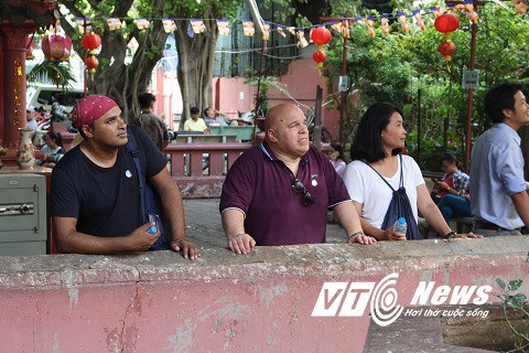 Du khách nước ngoài tham quan tại ngôi chùa Ngọc Hoàng