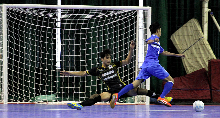 Tình huống ngay trước khi Trọng Luân dính phải chấn thương nặng trên sàn thi đấu (ảnh: Hoàng Tùng)