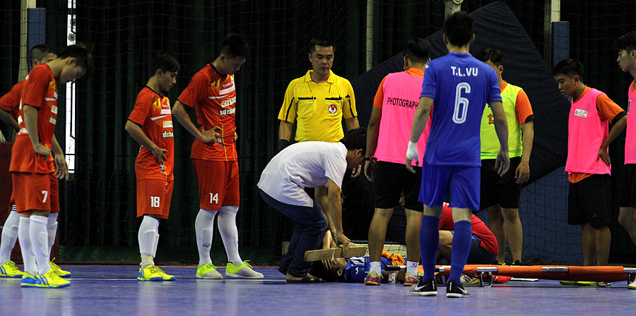 Các nhân viên y tế nhanh chóng sơ cứu cho Luân trước khi đưa anh đến bệnh viện (ảnh: Hoàng Tùng)