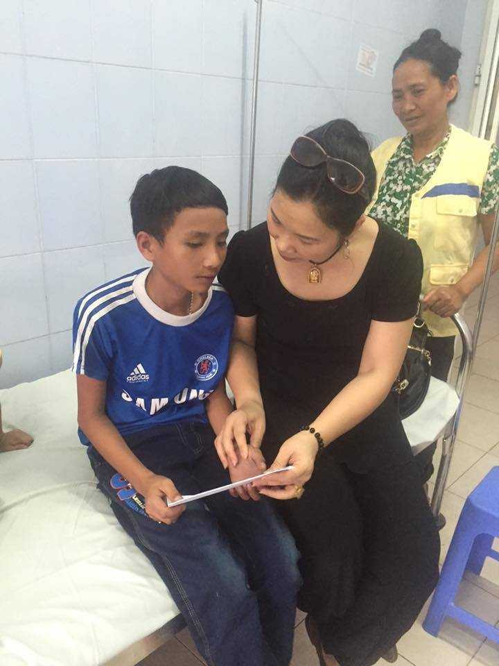 Nam được một mạnh thường quân đến bệnh viện giúp đỡ