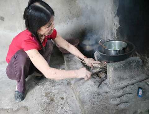 Chị Hà đang nấu bữa cơm trong căn bếp tồi tàn. Ảnh Báo Nghệ An Chị Hà đang nấu bữa cơm trong căn bếp tồi tàn. Ảnh Báo Nghệ An