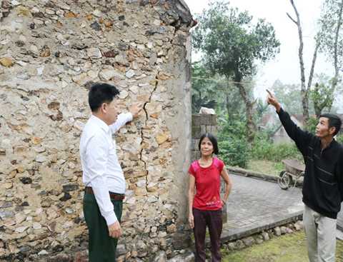 Căn nhà tồi tàn với những đường nứt toác của chị Hà. Báo Nghệ An Căn nhà tồi tàn với những đường nứt toác của chị Hà. Báo Nghệ An