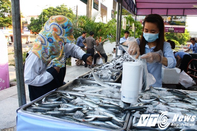 Sáng ngày 2/5 một siêu thị ở thành phố Huế đã mở quầy hàng bán cá sạch và thu hút hàng trăm người tiêu dùng xứ Huế đến mua.