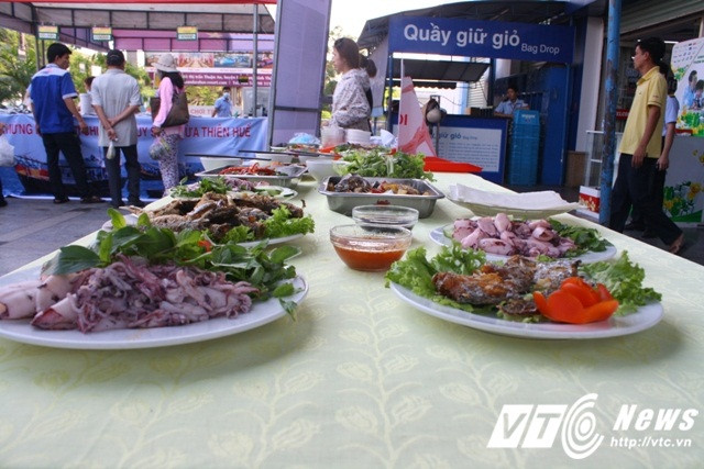 Các món ăn từ hải sản được chế biến sãn để mọi người dùng thử.