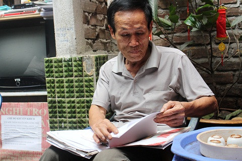 Ông Hiệp người chủ của dãy nhà trọ giá 15.000 đồng tâm sự với PV.