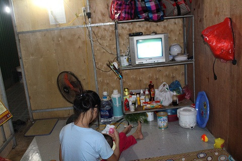 Mỗi phòng đều được ông Hiệp trang bị ti vi, máy điều hòa để phục vụ người thuê trọ.