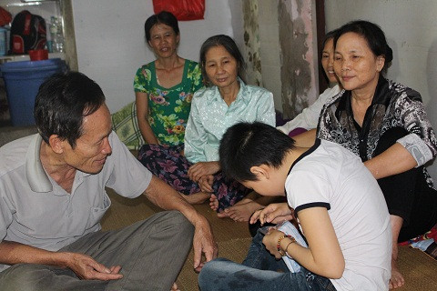 Mọi người sống trong xóm trọ đều rất vui vẻ, thoải mái, giúp đỡ nhau.