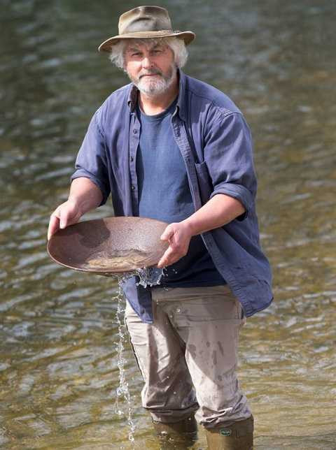 Vincent Thurkettle 60 tuổi là người đã phát hiện ra thỏi vàng dưới đáy biển. Vincent Thurkettle 60 tuổi là người đã phát hiện ra thỏi vàng dưới đáy biển.