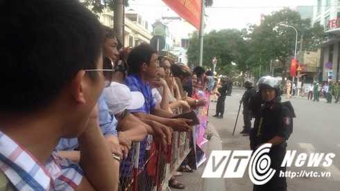 Hàng ngàn người dân TP.HCM tụ tập hai bên đường Nguyễn Bỉnh Khiêm để tiễn Tổng thống Obama.