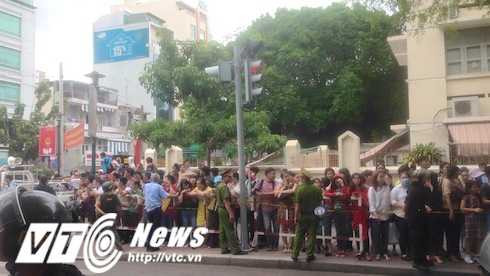 Hàng ngàn người dân TP.HCM tụ tập hai bên đường Nguyễn Bỉnh Khiêm để tiễn Tổng thống Obama.