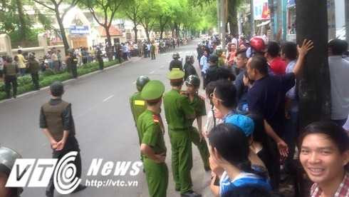 Lực lượng an ninh phải làm việc khá vất vả để giữ trật tự.