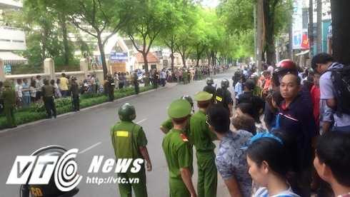 Lực lượng an ninh phải làm việc khá vất vả để giữ trật tự.