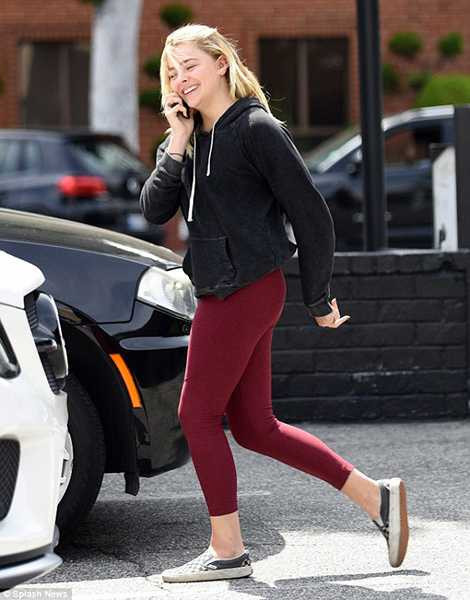 Cô cười nói liên tục trong suốt quãng đường ra bãi gửi xe Cô cười nói liên tục trong suốt quãng đường ra bãi gửi xe