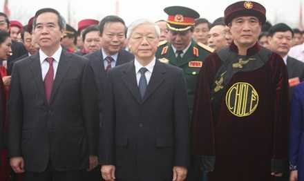 Tổng Bí thư Nguyễn Phú Trọng cùng ông Nguyễn Văn Bình - Ủy viên Bộ Chính trị, Trưởng ban Kinh tế Trung ương cùng các đồng chí lãnh đạo Đảng, Nhà nước đã về Đền Hùng dâng lễ, dâng hương