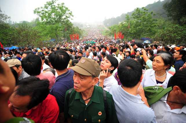 Có những người từ xa đến phải về khu vực gần đền Hùng thuê phòng trọ từ đêm hôm trước, hoặc phải đến từ rất sớm. (Ảnh: 24h)