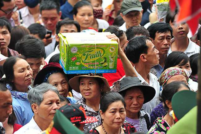 Tiết trời oi bức, nắng nóng khiến nhiều người đứng xếp hàng chờ lên đền thêm mệt mỏi