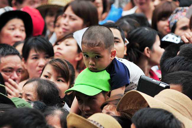 Nhiều người già và cả trẻ em cũng góp mặt trong dòng người chen chúc (Ảnh: 24h)