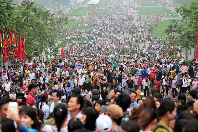 Dòng người vẫn đang ùn ùn nối đuôi nhau đổ về khu đền chính. (Ảnh: Dân Việt)