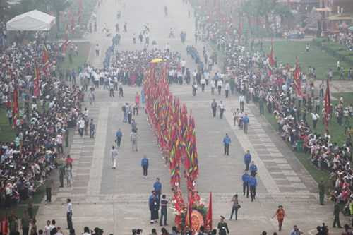 Với nghi thức rất trang trọng như đã diễn ra hằng năm vào ngày chính Giỗ, hai tiêu binh đi đầu đoàn hành lễ mang theo vòng hoa lớn có dòng chữ “Đời đời nhớ ơn các Vua Hùng đã có công dựng nước”, tiếp đó là lá Quốc kỳ được một chiến sỹ lực lượng vũ trang dương cao, và 100 chàng trai trong trang phục con Lạc cháu Hồng mang cờ lễ cùng 14 cô gái mang hương hoa lễ vật. 