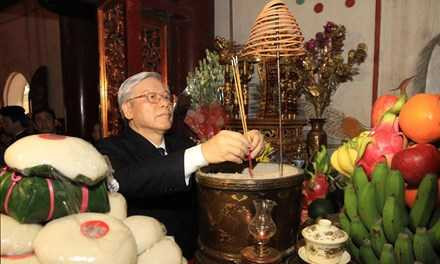 Đại diện cho hơn 90 triệu người dân Việt Nam khắp mọi miền Tổ quốc và kiều bào nước ngoài, Tổng bí thư cùng đoàn đại biểu đã thành kính dâng hương tri ân, tưởng nhớ các Vua Hùng. 