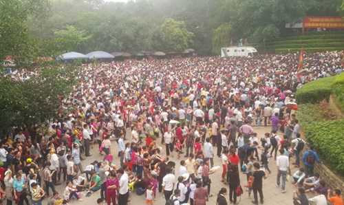 Như mọi năm, ngày Quốc giỗ năm nay cũng thu hút hàng trăm ngàn thậm chí hàng triệu người về đây dâng lễ, dâng hương. 