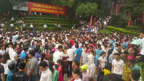 Người già, trẻ con giữa hàng triệu người ùn ùn đi lễ vua Hùng