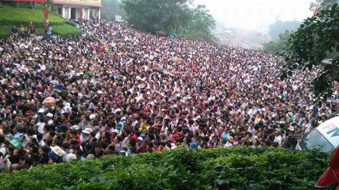 Hiện ước tính có gần 2 triệu du khách thập phương chuẩn bị lên Đền để dâng lễ, dâng hương tưởng nhớ các Vua Hùng. 