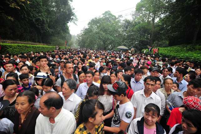 Đoàn người chờ đợi mở cửa lối lên khu đền chính