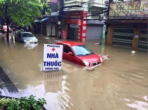 Nhiều chiếc ô tô ngâm mình trong bể nước tại phố Thái Hà : Ảnh otofun.