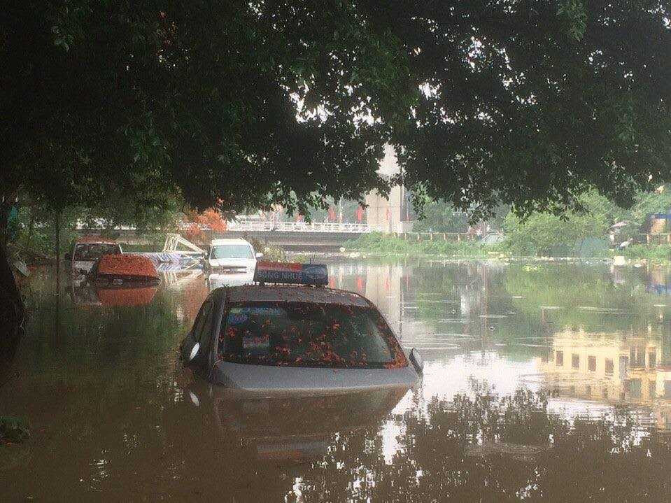 Nhiều chiếc xe ngâm mình dưới nước từ đêm qua ảnh otofun.
