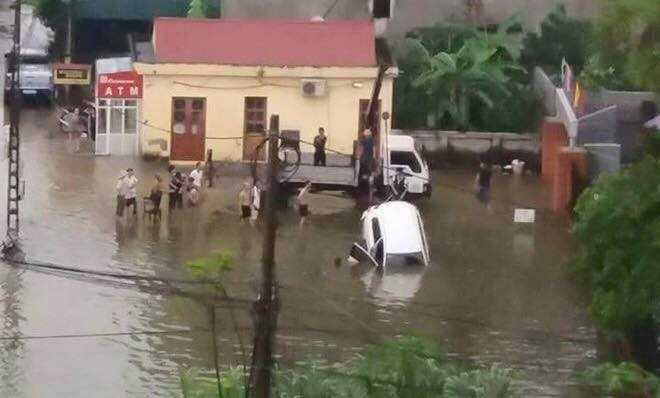 Chiếc ô tô chết máy nằm im trên đường ảnh otofun.