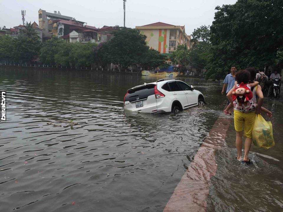 Chiếc ô tô nằm tại đường Hoàng Cầu ảnh otofun,