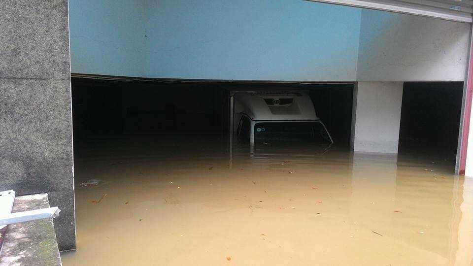 Nằm trong gara nhưng chiếc ô tô vẫn ngập gần hết. Ảnh otofun
