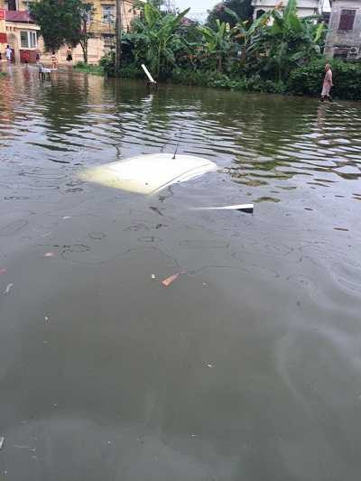 Chiếc ô tô ngập sâu trong nước: ảnh otofun